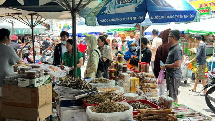 Mua bán tại chợ Phan Thiết. Ảnh: Đ.Hòa