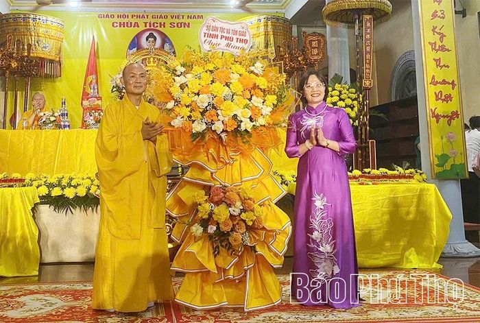 Đại diện Sở Dân tộc và Tôn giáo tỉnh tặng hoa nhân ngày Đại lễ Vu lan-Báo hiếu