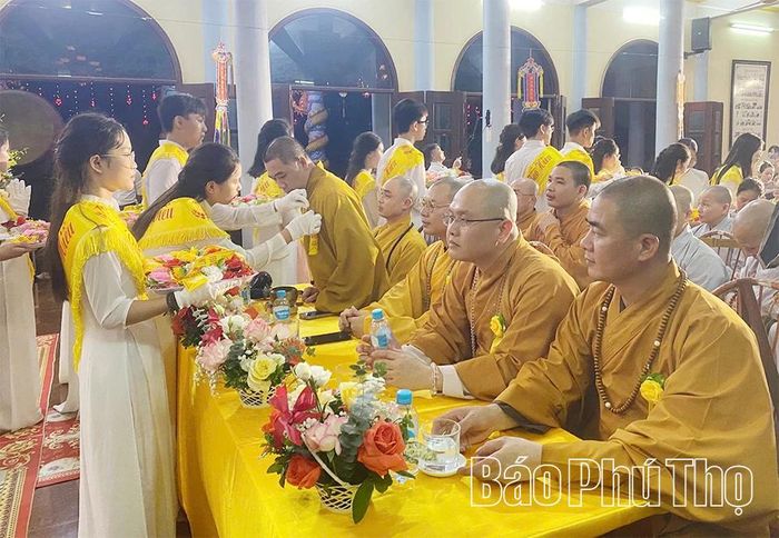Nghi thức cài bông hồng lên ngực áo nhắc nhở mỗi người về lòng hiếu thảo và lòng biết ơn.