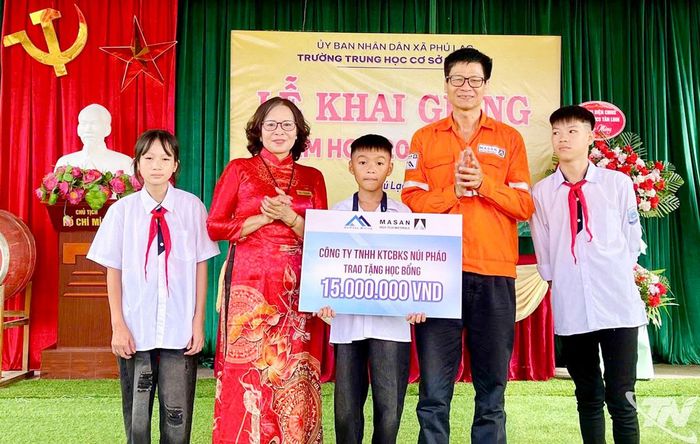 Nhiều suất học bổng đã được trao cho học sinh giỏi, học sinh có hoàn cảnh đặc biệt khó khăn.