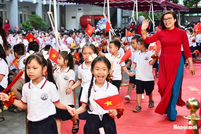 Gương mặt rạng rỡ, hứng khởi, các em nhỏ lớp 1 Trường Tiểu học Tây Sơn (phường Hai Bà Trưng) háo hức trong buổi lễ khai giảng.