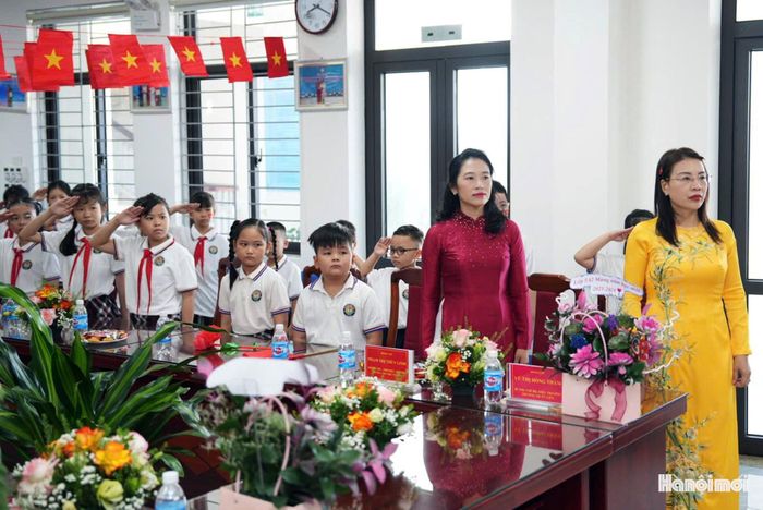 ...giáo viên và học sinh thực hiện nghi thức chào cờ trong lễ khai giảng năm học mới bằng hình thức trực tuyến.