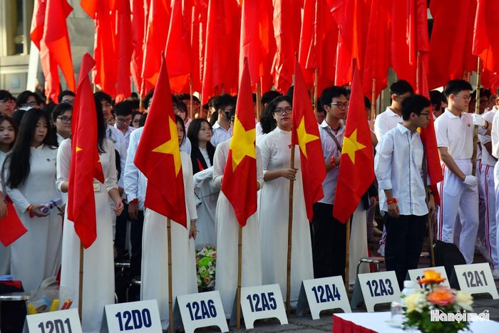 Không khí khai giảng càng ý nghĩa hơn với học sinh khối 12, năm cuối cấp chuẩn bị cho kỳ thi đại học - cột mốc quan trọng của tuổi học trò.
