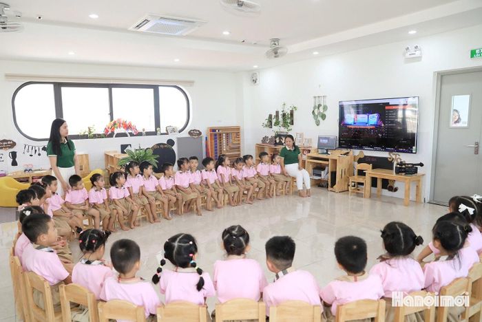 Cô và trò Trường Mầm non Lâm Tiên xem trực tiếp lễ kỷ niệm 80 năm truyền thống ngành Giáo dục và khai giảng năm học 2025-2026.