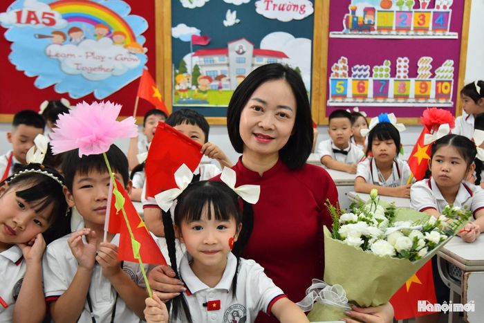 Cô và trò lớp 1A5 Trường Tiểu học Tây Sơn trong buổi tựu trường.