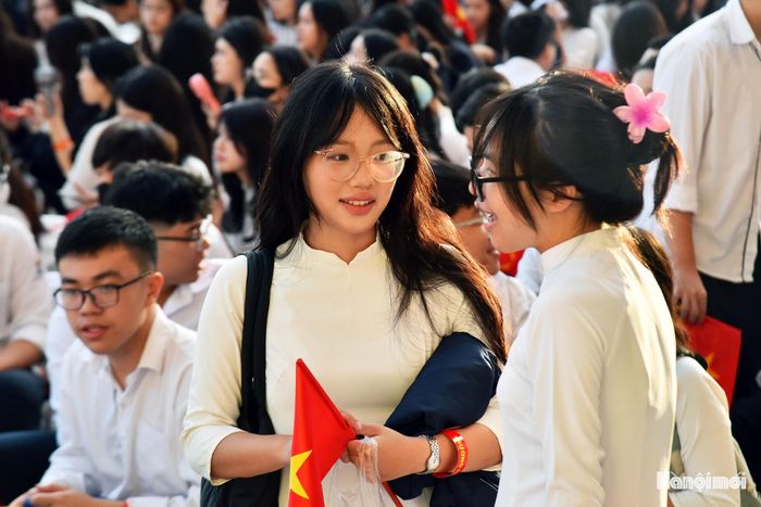 Không khí lễ khai giảng thêm rộn ràng với những cái bắt tay, nụ cười khi gặp lại bạn bè sau kỳ nghỉ hè.