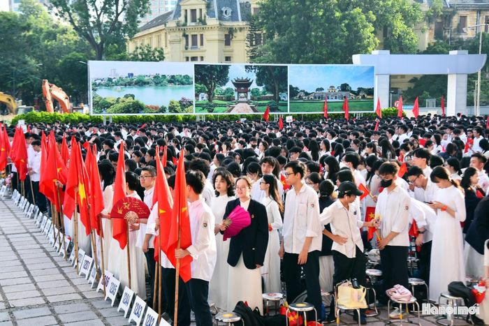 Sân trường rực rỡ sắc màu, học sinh các khối lớp trong ngày khai giảng.
