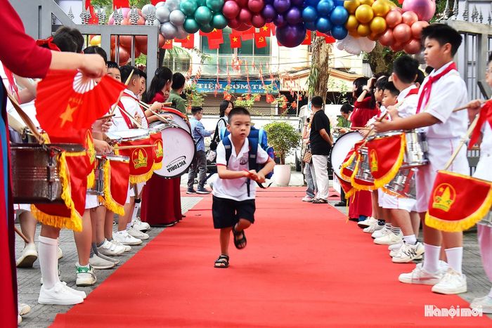 Cặp sách còn mới, áo trắng tinh khôi, bạn nhỏ hồn nhiên, hăm hở chạy thật nhanh vào sân trường dự lễ khai giảng.