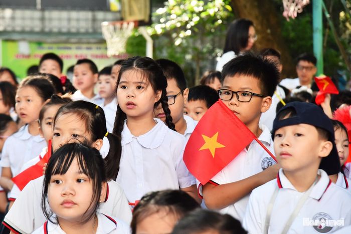 Những ánh mắt thơ ngây trong trẻo, xen lẫn bỡ ngỡ và hồi hộp.