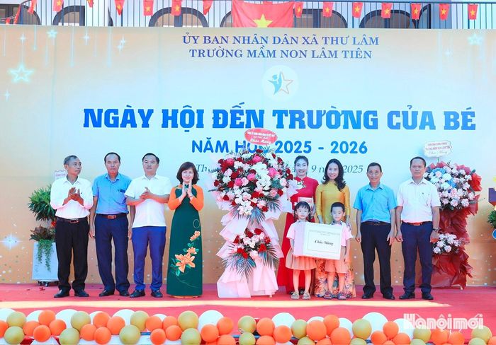 Lãnh đạo xã Thư Lâm tặng hoa, quà chúc mừng cô và trò Trường Mầm non Lâm Tiên.