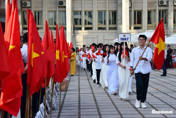 Hồi hộp xen lẫn háo hức, học sinh khối 10 bước vào năm học mới tại Trường THPT Việt Đức.