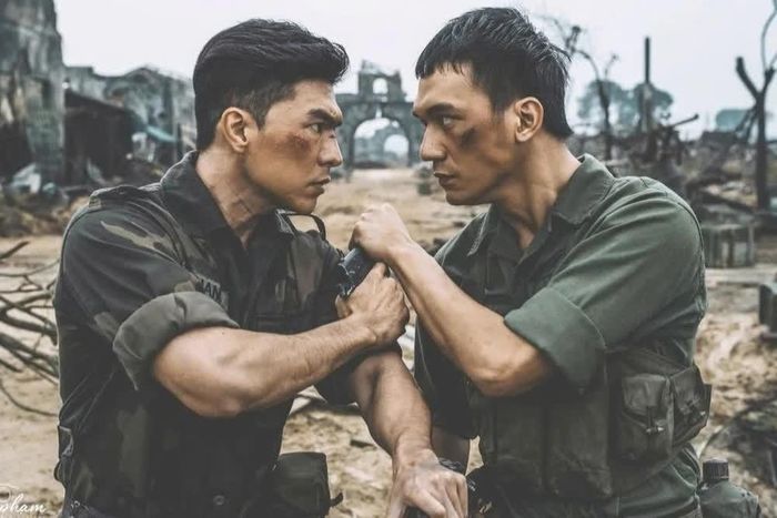 Nhân vật Cường (bìa phải) và Quang trong "Mưa đỏ". Ảnh: ĐPCC