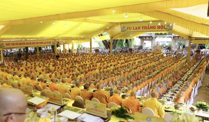 Quang cảnh Đại Lễ Vu Lan được tổ chức tại tổ đình Từ Đàm (phường Thuận Hóa, thành phố Huế). Ảnh: Văn Dũng-TTXVN