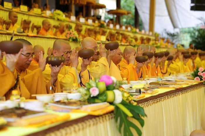 Các nghi thức trong Đại Lễ Vu Lan được tổ chức tại tổ đình Từ Đàm (phường Thuận Hóa, thành phố Huế). Ảnh: Văn Dũng-TTXVN