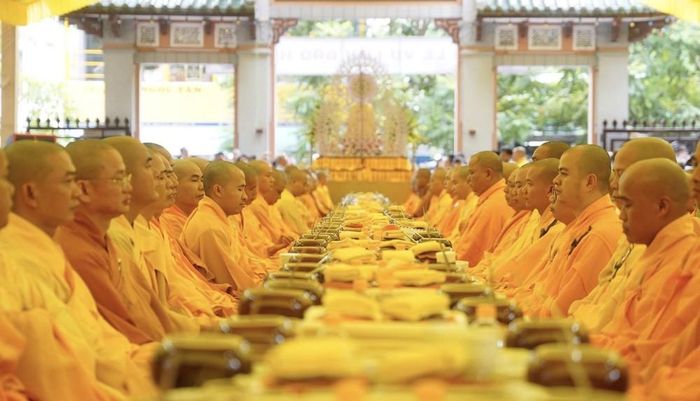 Các Sư tăng tham gia Đại Lễ Vu Lan được tổ chức tại Tổ đình Từ Đàm (phường Thuận Hóa, thành phố Huế). Ảnh: Văn Dũng-TTXVN
