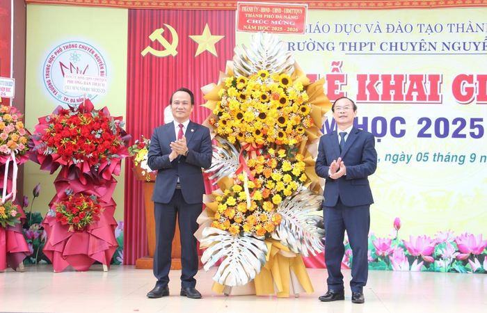 Phó Bí thư Thường trực Thành ủy Nguyễn Đình Vĩnh tặng hoa chúc mừng năm học mới tại Trường THPT chuyên Nguyễn Bỉnh Khiêm.