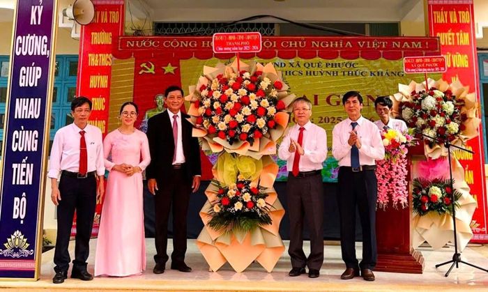 Chủ tịch HĐND TP Nguyễn Đức Dũng chúc mừng năm học mới tại Trường Tiểu học và THCS Huỳnh Thúc Kháng.