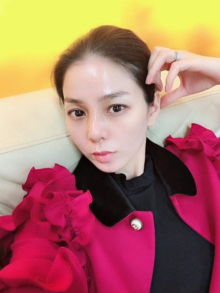 Bên cạnh đó, việc tập luyện thể thao gần như mỗi ngày không chỉ giúp nữ ca sĩ giữ vóc dáng thon gọn mà còn hỗ trợ lưu thông máu, mang đến làn da hồng hào tự nhiên.