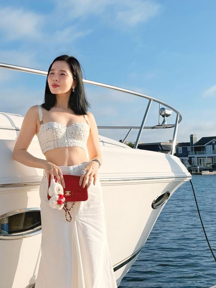Dù đã ở độ tuổi U40, Lệ Quyên vẫn rất rạng rỡ và tươi tắn.