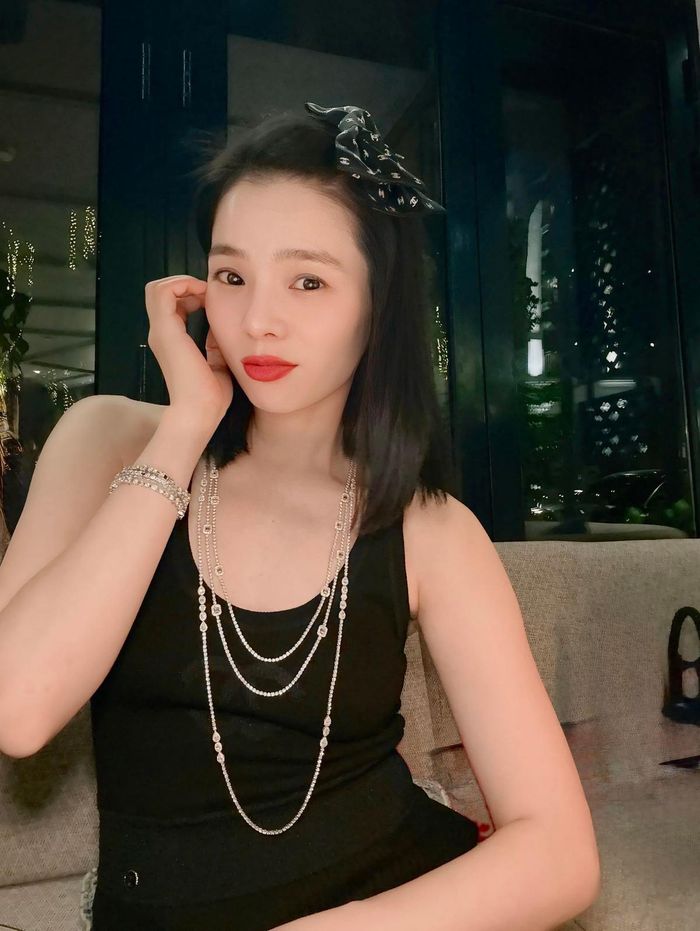 Hiện tại, Lệ Quyên không chỉ viên mãn trong sự nghiệp mà còn hạnh phúc trong tình yêu với bạn trai kém tuổi là người mẫu kiêm diễn viên Lâm Bảo Châu.