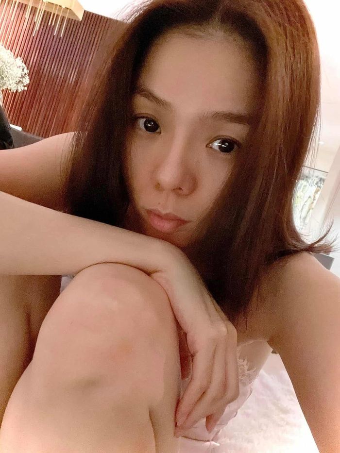 Bí quyết để giữ gìn làn da tươi trẻ, theo Lệ Quyên, đến từ việc duy trì lối sống điều độ. Cô luôn chú trọng ngủ đủ giấc, ăn uống lành mạnh, hạn chế đồ dầu mỡ và bổ sung nhiều rau xanh, trái cây.