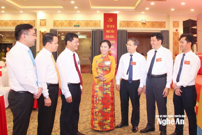 Đồng chí Võ Thị Minh Sinh - Phó Bí thư Tỉnh ủy, Chủ tịch Ủy ban MTTQ Việt Nam tỉnh, Trưởng đoàn Đại biểu Quốc hội tỉnh trao đổi với lãnh đạo một số cơ quan cấp tỉnh về công tác xây dựng Đảng. Ảnh: Mai Hoa