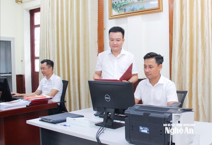 Cán bộ cơ quan Ủy ban Kiểm tra Tỉnh ủy trao đổi công tác. Ảnh: Mai Hoa