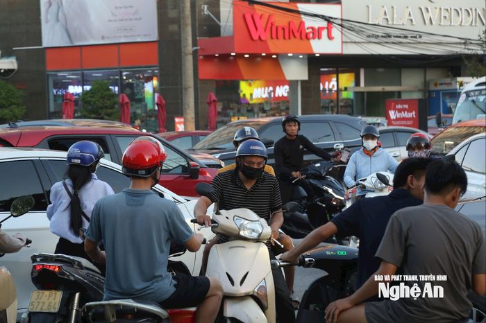Theo ghi nhận của phóng viên Báo và PTTH Nghệ An, một trong những nguyên nhân chính dẫn đến tình trạng ách tắc tại đây là do chưa có hệ thống đèn tín hiệu giao thông, khiến các phương tiện di chuyển theo kiểu mạnh ai nấy đi. Ảnh: Đình Tuyên