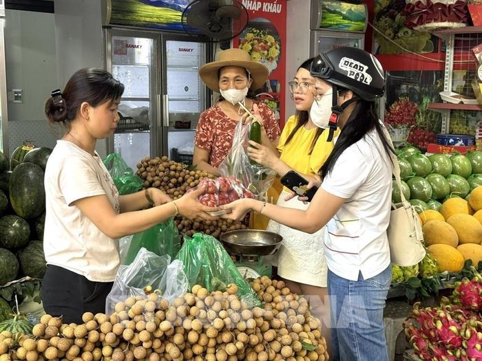 Có rất nhiều loại quả để người dân lựa chọn mua về cúng Lễ Vu Lan năm nay. Ảnh: Quốc Lũy - TTXVN 