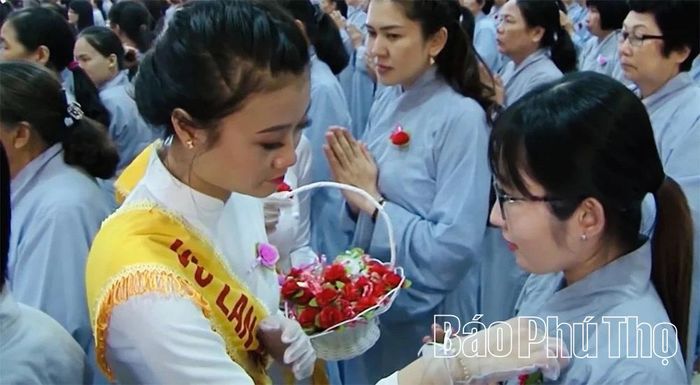 Hình ảnh bông hồng cài áo đỏ là lời nhắc nhở họ đang rất may mắn, cha mẹ vẫn còn sống bên cạnh, vẫn còn cơ hội để báo đáp, để phụng dưỡng