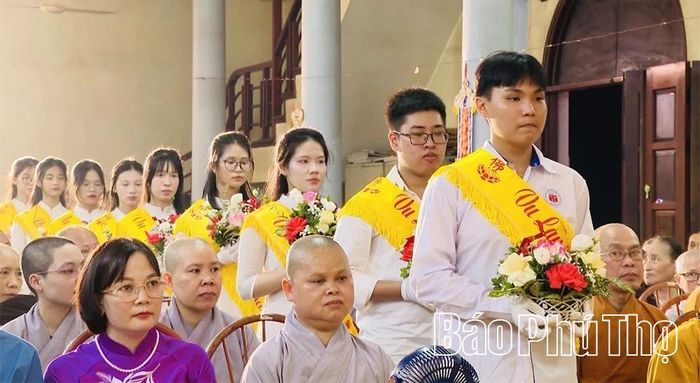 Trong không gian linh thiêng, mỗi người đều lắng lòng lại, nghĩ về công ơn sinh thành, dưỡng dục và tự vấn về bổn phận làm con của mình