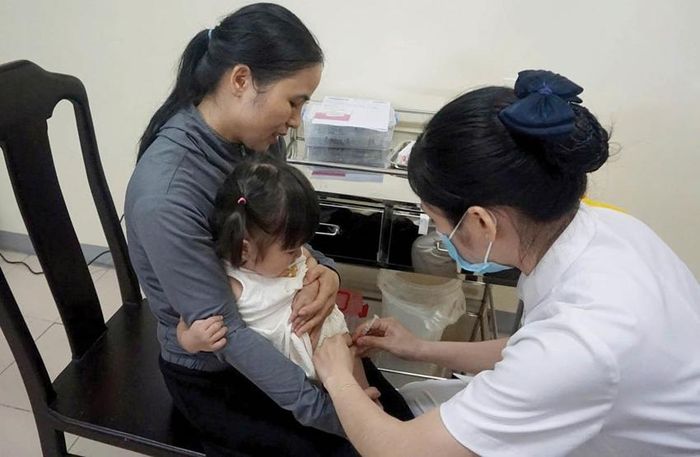 Người dân đưa con em đến tiêm chủng tại BVTW Huế Cơ sở 2 trong ngày khai trương Phòng Tiêm chủng dịch vụ
