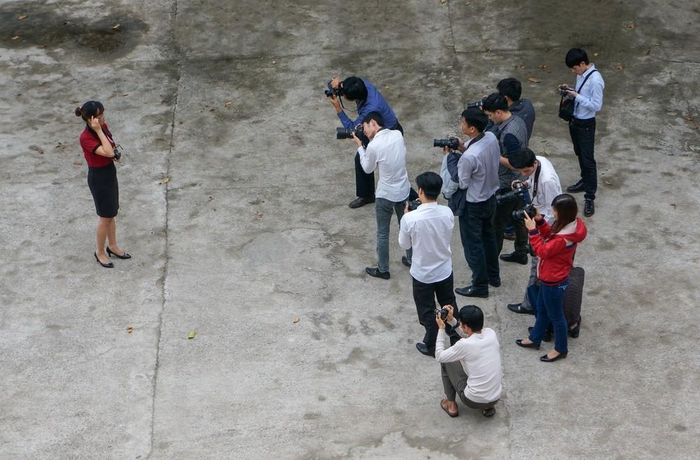 Học viên nhiếp ảnh Thái Nguyên tập chụp dưới sân Hội Văn học Nghệ thuật Thái Nguyên, người mẫu là nhà thơ Nguyễn Thúy Quỳnh