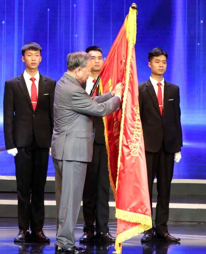  Tổng Bí thư Tô Lâm gắn Huân chương lên cờ truyền thống của Đài Truyền hình Việt Nam 