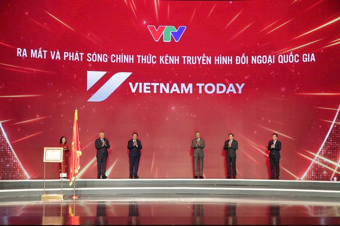  Tổng Bí thư Tô Lâm và các đại biểu thực hiện nghi thức ra mắt kênh truyền hình đối ngoại quốc gia Vietnam Today 