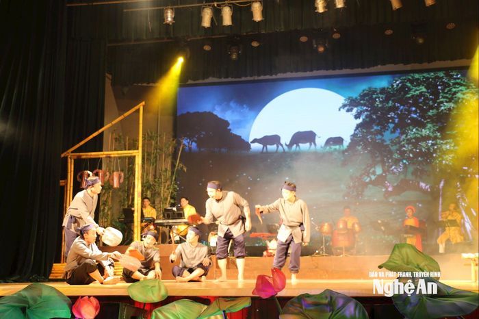 Hoạt cảnh ví, giặm do diễn viên Trung tâm Nghệ thuật truyền thống tỉnh biểu diễn. Ảnh: Thanh Nga