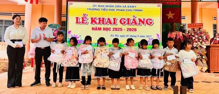 Tăng quà cho các em trường Tiểu học Phan Chu Trinh