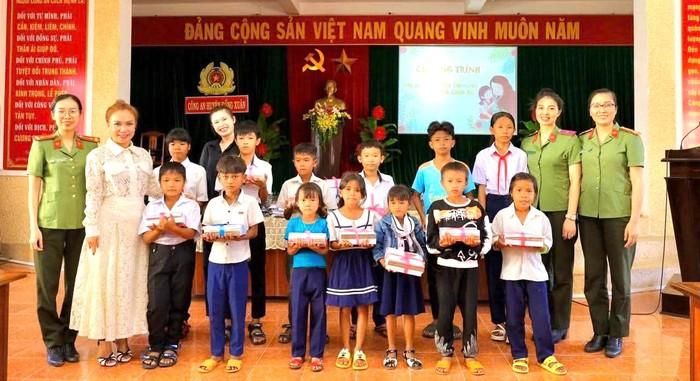 Những phần quà là nguồn động viên tinh thần kịp thời, giúp các em thêm tự tin bước vào năm học mới