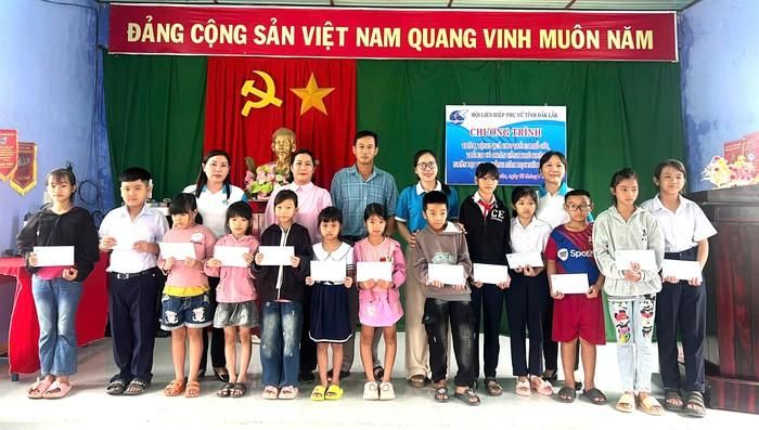Từ đầu tháng 9 đến nay, Hội LHPN tỉnh Đắk Lắk phối hợp với các cấp Hội và chính quyền địa phương tổ chức trao 115 suất quà (trị giá 500.000 đồng/suất) cho trẻ em mồ côi, trẻ em thuộc hộ nghèo, cận nghèo