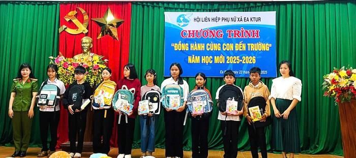 Chương trình "Đồng hành cùng con đến trường" của Hội LHPN xã EA KTUR