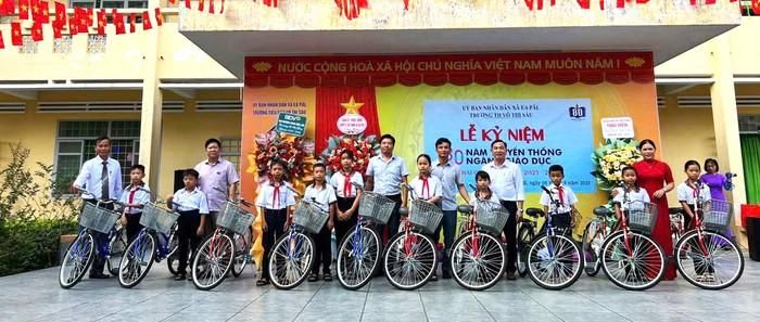 Tặng quà cho trẻ mồ côi, trẻ có hoàn cảnh khó khăn của trường Tiểu học Võ Thị Sáu