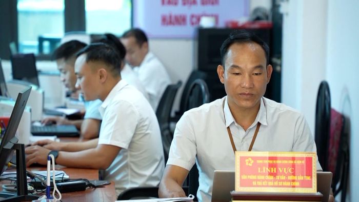  Cán bộ làm việc tại Trung tâm Phục vụ hành chính công xã Nậm Xé. 