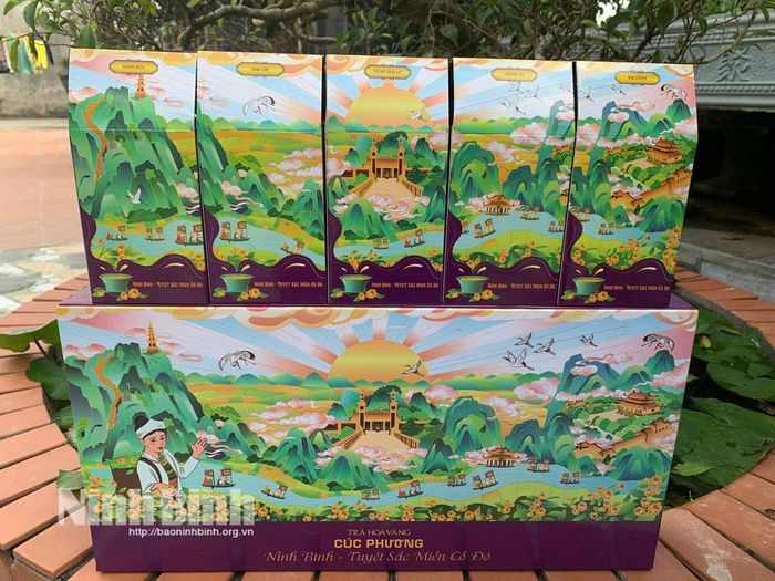 Không chỉ đạt tiêu chuẩn hữu cơ, OCOP 4 sao, sản phẩm trà hoa vàng còn được Công ty TNHH dược liệu Vũ Gia chú trọng đầu tư thiết kế bao bì, mẫu mã đẹp mắt trở thành quà tặng lưu niệm, du lịch đặc sắc của Ninh Bình.