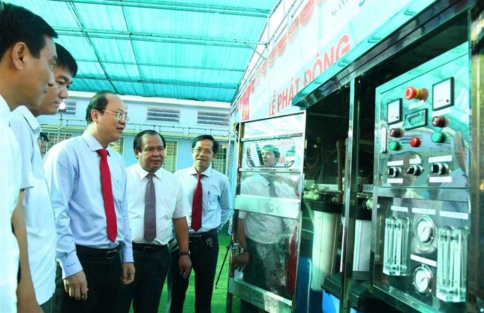 Lãnh đạo tỉnh Cà Mau kiểm tra hệ thống nước sạch tại một điểm trường. Ảnh: Nguyệt Thanh