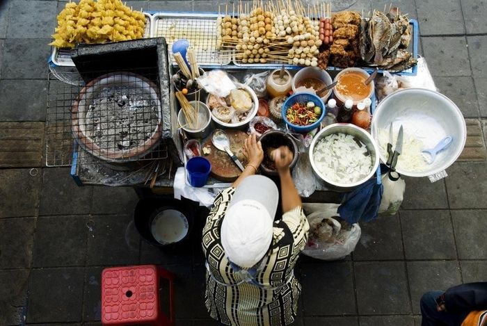 Thức ăn và đồ uống đường phố là một trong những nguồn lây bệnh tả phổ biến nhất. Ảnh: Medium.