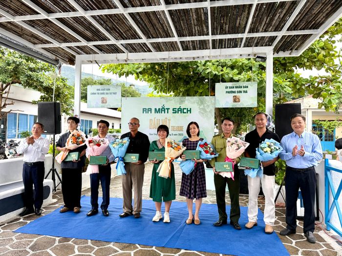  Lãnh đạo phường Sơn Trà, TP Đà Nẵng tặng hoa, sách cho đại diện các cơ quan chuyên môn đã hỗ trợ, giúp đỡ cho sự ra đời của cuốn sách 