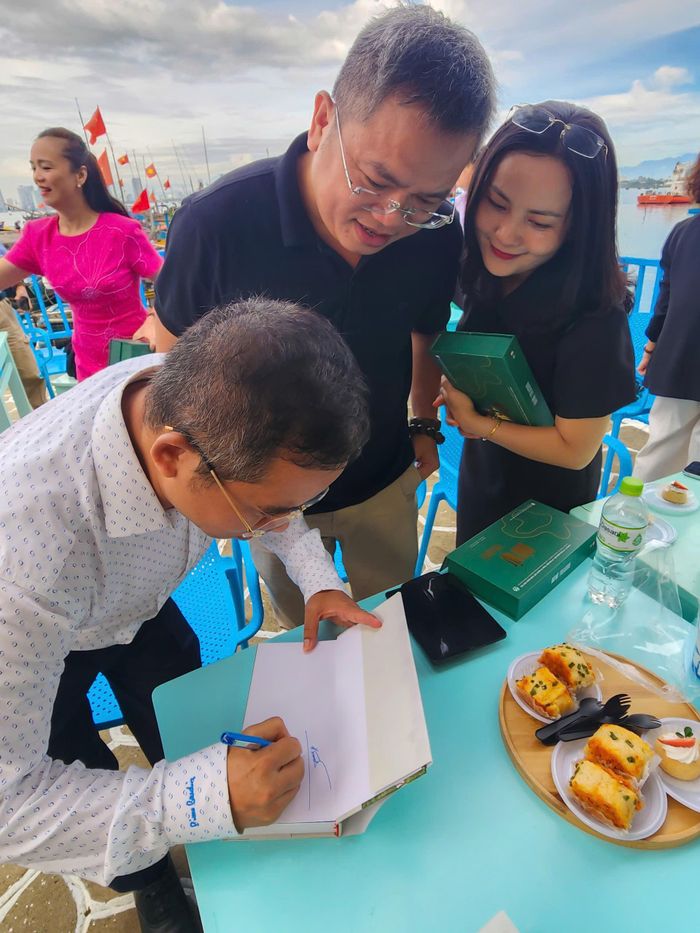  Ông Hoàng Sơn Trà, Bí thư Đảng ủy phường Sơn Trà, TP Đà Nẵng ký tặng sách cho bạn đọc 