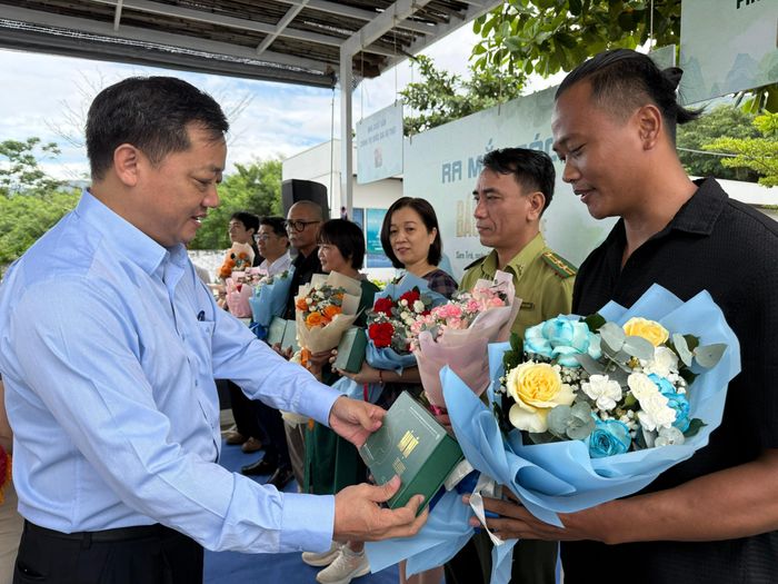  Ông Đinh Vui, Chủ tịch UBND phường Sơn Trà, TP Đà Nẵng, tặng sách cho đại diện các tác giả và các cơ quan chức năng hỗ trợ, giúp đỡ về chuyên môn cho cuốn sách ra đời 