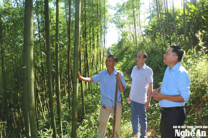 Bí thư chi bộ Và Bá Dê (ngoài cùng trái sang) trao đổi với cán bộ Ban xây dựng Đảng xã Tri Lễ về triển khai đưa Nghị quyết vào cuộc sống. Ảnh: KL