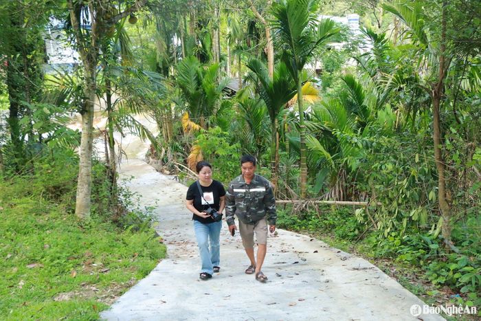 Bí thư Chi bộ bản Liên Phương Lô Xuân Dục trao đổi về công tác dân vận xây dựng nông thôn mới. Ảnh: K.L